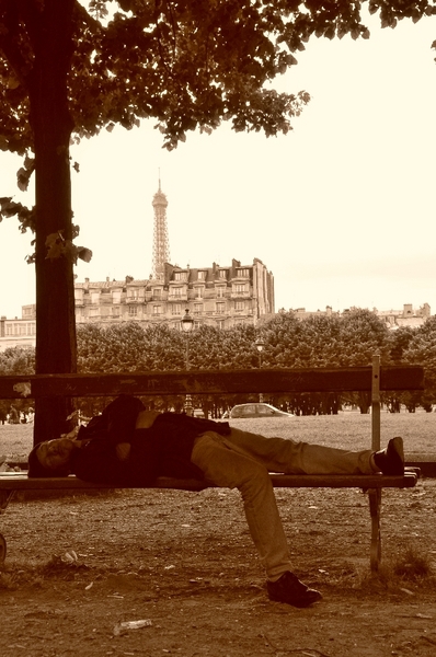 Hic hic hic - Siesta by Eiffel Tower